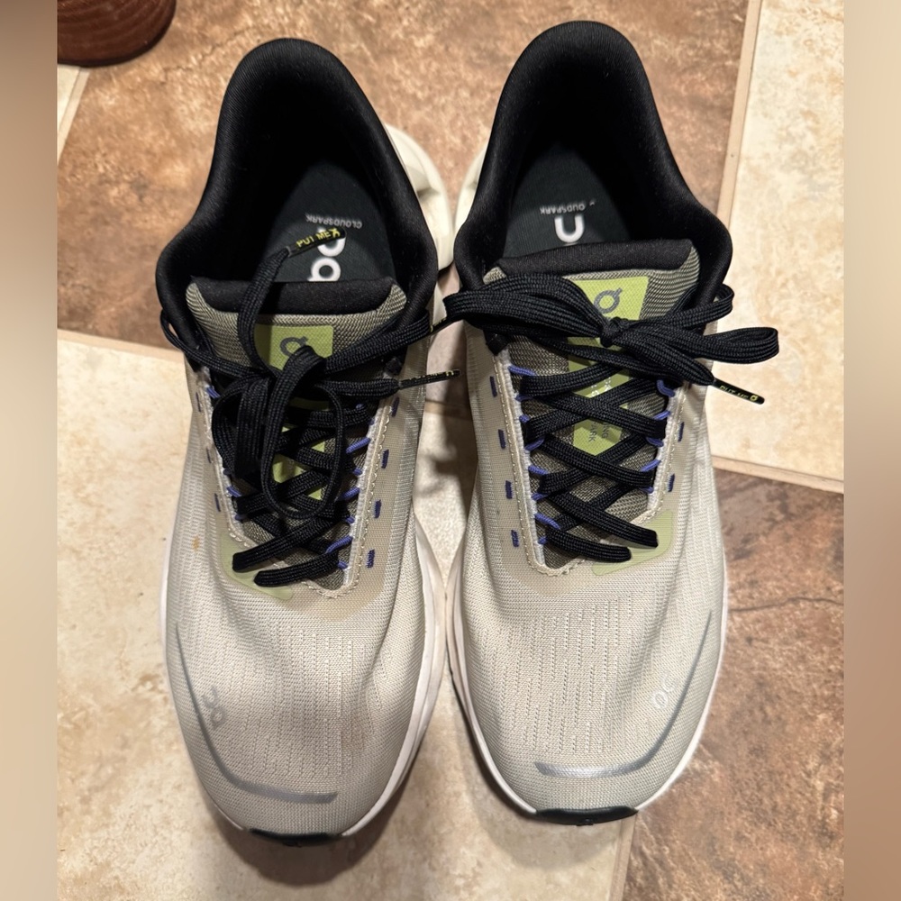 On Cloud Women's Athletic Shoes Size 8 EUC!!